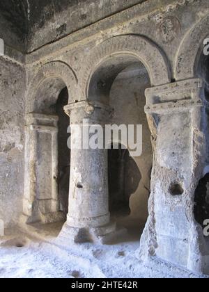 Photo d'Uplistsikhe, une ancienne ville grotte sculptée dans un rocher en Géorgie Banque D'Images