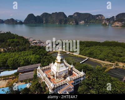 Vue panoramique sur Wat Laem Sak entouré de verdure à côté de la mer dans la province de Krabi, en Thaïlande Banque D'Images