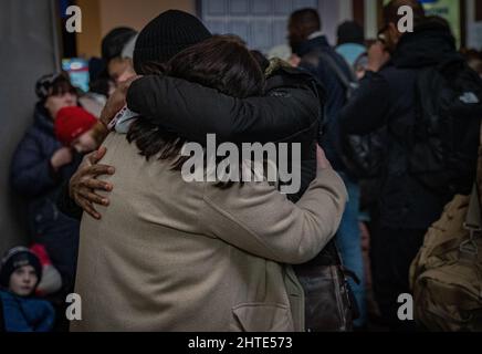 27th février 2022. Gare de Lviv, Ukraine. Un couple émotionnel se réunirait à la station de Lviv après avoir fui la guerre alors que le désespoir se développe à la frontière de l'Ukraine alors que plus d'un demi-million de réfugiés fuient la guerre - Copyright: Bel Trew/The Credit: Independent/Alay Live News Banque D'Images