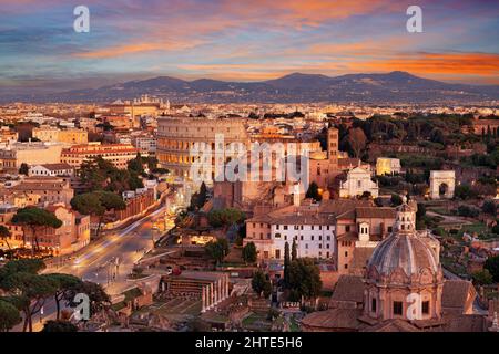 Rome, Italie vue vers le Colisée avec les zones archéologiques au coucher du soleil. Banque D'Images