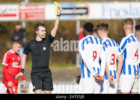 HEERENVEEN, PAYS-BAS - FÉVRIER 28 : arbitre Sam Droge lors du match Reservecompetitie entre Jong SC Heerenveen et Jong FC Twente au Sportpark Skoatterwald le 28 février 2022 à Heerenveen, pays-Bas (photo d'Andre Weening/Orange Pictures) Banque D'Images