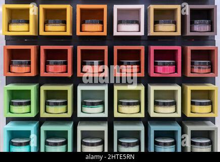 Boîtes contenant des échantillons de peinture dans des carrés en bois de couleur. Concept de palette de peinture pour la réparation. Banque D'Images