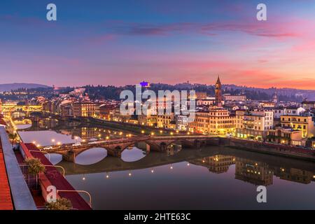 Florence, en Italie, au crépuscule, sur la rivière Arno. Banque D'Images
