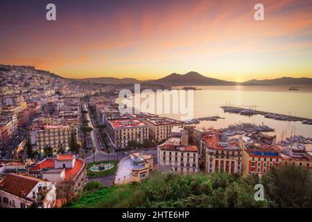 Naples, Italie vue aérienne sur la baie avec le mont Vesusvius à l'aube. Banque D'Images