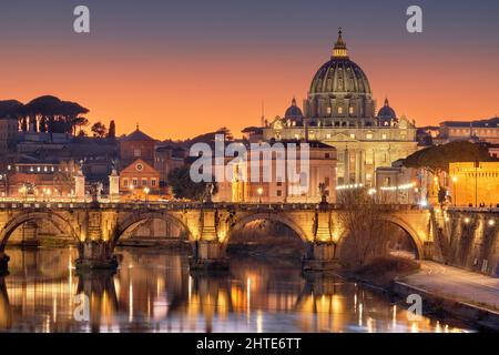 Basilique Saint-Pierre dans la Cité du Vatican sur le Tibre en passant par Rome, Italie au crépuscule. Banque D'Images