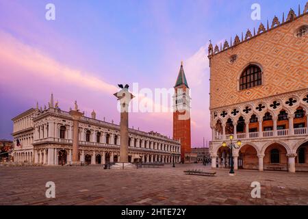 Venise, Italie à la place Saint-Marc à la Tour et au Palais des Doges le matin. Banque D'Images