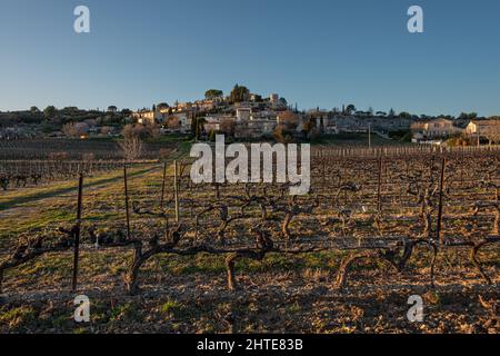 Le village provençal de Joucas dans le parc national du luberon avec vignoble dans le champ fin hiver , provence ,vaucluse ,France . Banque D'Images