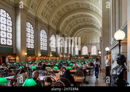 Photo panoramique de l'intérieur de la bibliothèque publique de Boston dans le Massachusetts, États-Unis Banque D'Images