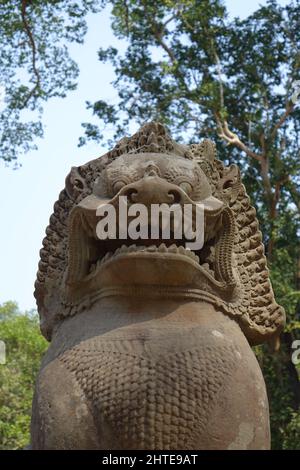 Sculpture de lion de gardien dans le temple mystique de Bayon dans la ville impressionnante de ruine khmère Angkor Thom, Siem Reap, Cambodge Banque D'Images