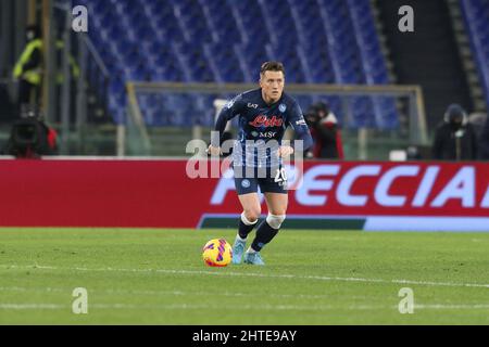 Piotr Zielinski, milieu de terrain polonais de SSC Napoli, contrôle le ballon pendant le match de football de la série A entre SS Lazio et SSC Napoli. Naples a gagné 2-1. Banque D'Images