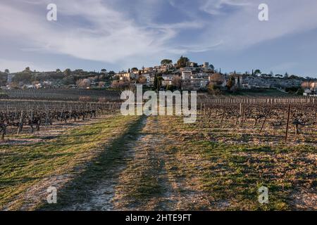 Le village provençal de Joucas dans le parc national du luberon avec vignoble dans le champ fin hiver , provence ,vaucluse ,France . Banque D'Images