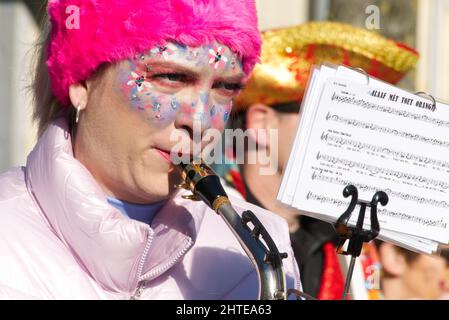 Maastricht, pays-Bas. 28th févr. 2022. Un musicien de groupe de vent jouant pendant la parade du Carnaval à travers le village d'Amby (Maastricht). Anna Carpendale/Alamy Live News Banque D'Images