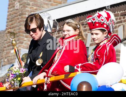 Maastricht, pays-Bas. 28th févr. 2022. Le Prince de Carnaval et la Princesse du village d'Amby (Maastricht) avec le Prince de Jeunesse et la Princesse profitant de leur tour en bus à toit ouvert pendant la parade. Anna Carpendale/Alamy Live News Banque D'Images