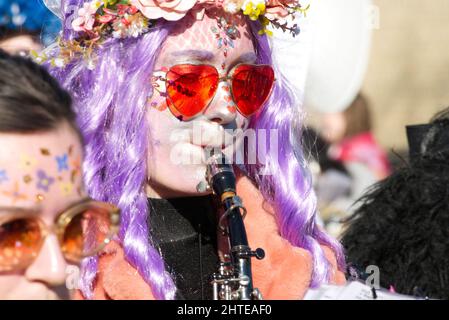 Maastricht, pays-Bas. 28th févr. 2022. Un musicien de groupe de vent jouant pendant la parade du Carnaval à travers le village d'Amby (Maastricht). Anna Carpendale/Alamy Live News Banque D'Images