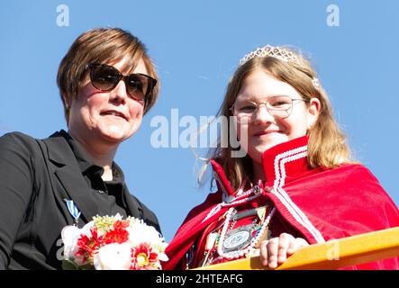 Maastricht, pays-Bas. 28th févr. 2022. Le Carnaval Princesse du village d'Amby (Maastricht) avec la Princesse de la Jeunesse appréciant la promenade en bus à toit ouvert pendant le défilé du Carnaval lundi. Anna Carpendale/Alamy Live News Banque D'Images