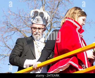 Maastricht, pays-Bas. 28th févr. 2022. Le Prince de Carnaval du village d'Amby (Maastricht) avec la Princesse de Jeunesse profitant de la promenade en bus à toit ouvert pendant la parade du lundi de Carnaval. Anna Carpendale/Alamy Live News Banque D'Images