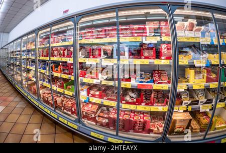 Fossano, Italie - 26 février 2022 : vitrines réfrigérées avec des packs de salami, jambon, fromage à des prix abordables dans LE MAGASIN de rabais ITALIEN INS, INS Banque D'Images