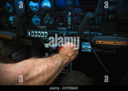 Gros plan d'un homme volant d'un petit avion de 4 navigateurs se préparant au décollage à Montréal, Canada Banque D'Images