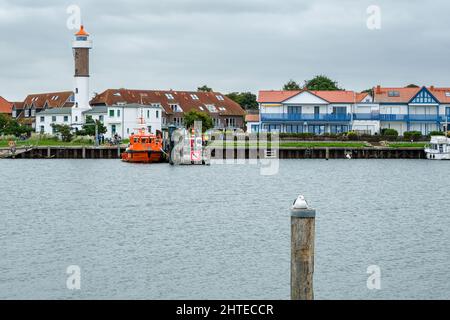 Vue sur les bateaux dans l'eau de mer avec les houes et le phare dans le port de Timmendorf en Allemagne Banque D'Images