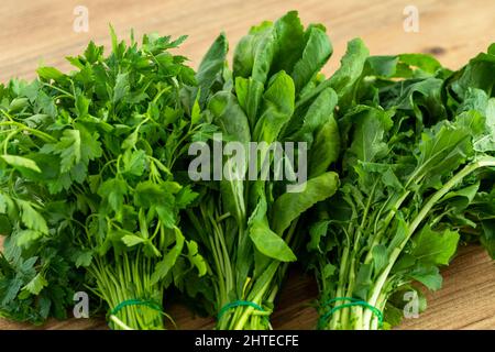 Gros plan photo de bouquet de cresson d'eau ou de cresson de jardin, persil et arugula. Régime végétarien ou concept de nutrition verte. Banque D'Images