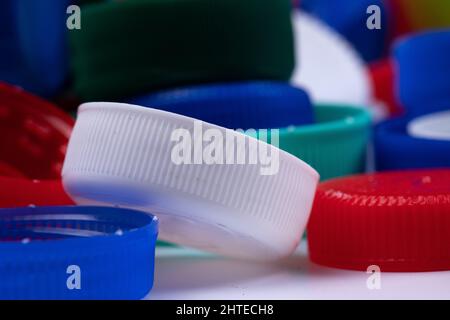 Vue rapprochée des bouchons de flacons à visser en plastique blanc Banque D'Images