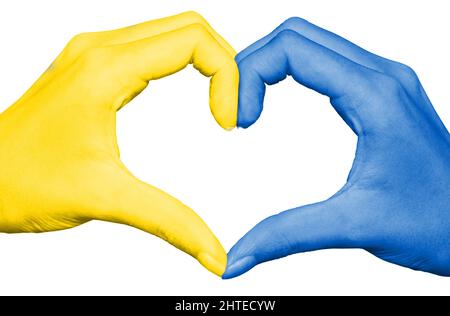 Drapeau ukrainien jaune et bleu sur les mains formant un coeur isolé sur fond blanc, Ukraine soutien de guerre Banque D'Images