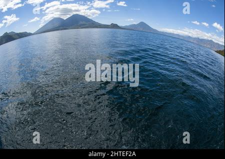 Lac Atitlan avec des volcans vus de Santa Catarina Palopo, Solola, Guatema Banque D'Images