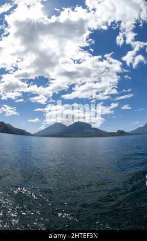 Lac Atitlan avec des volcans vus de Santa Catarina Palopo, Solola, Guatemala Banque D'Images