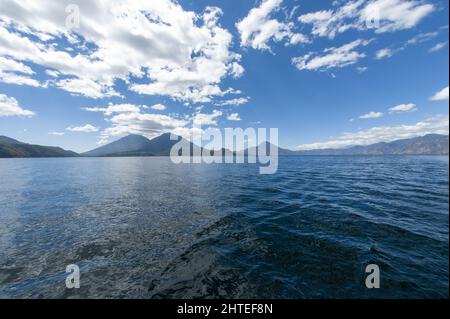 Lac Atitlan avec des volcans vus de Santa Catarina Palopo, Solola, Guatemala Banque D'Images