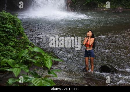 Femme touriste appréciant la chute d'eau Gitgit à Gianyar, Bali Banque D'Images