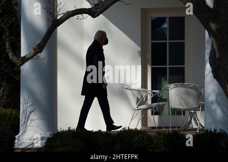 Washington, États-Unis. 28th févr. 2022. Le président des États-Unis Joe Biden revient à la Maison Blanche à Washington, DC après un voyage d'un week-end à Wilmington, DE, LE lundi 28 février 2022. Crédit: Chris Kleponis/CNP crédit: Abaca Press/Alay Live News Banque D'Images