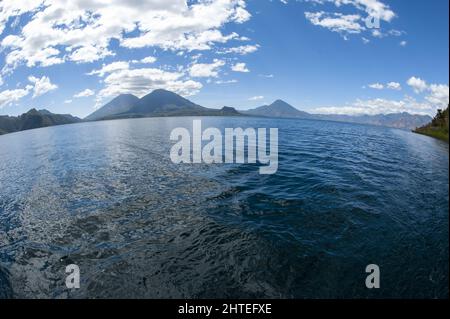 Lac Atitlan avec des volcans vus de Santa Catarina Palopo, Solola, Guatemala Banque D'Images