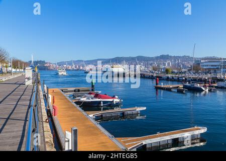 Vigo, Espagne - 31 décembre 2021: Bateaux dans le port de plaisance d'Agrupacion Nautica San Gregorio dans l'avenue de Beiramar dans la ville de Vigo, Pontevedra, Espagne. Banque D'Images