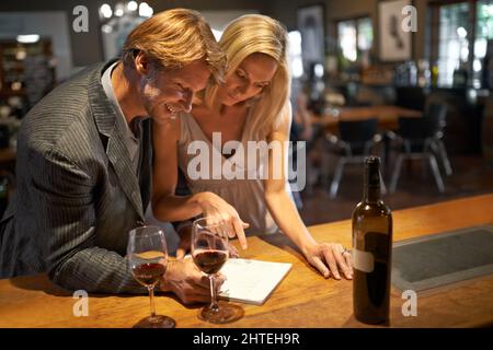 c'était une bonne année. Photo d'un couple en dégustant un vin. Banque D'Images