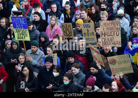 Olomouc, République tchèque. 28th févr. 2022. Le rassemblement de protestation des étudiants pour montrer leur soutien à l'Ukraine et leur désaccord avec la politique du président russe Vladimir Poutine a eu lieu à Olomouc, en République tchèque, le lundi 28 février 2022. Le doyen de la Faculté des arts, les analystes politiques, les historiens, les étudiants ukrainiens à y assister, donnent des allocutions. Crédit : Ludek Perina/CTK photo/Alay Live News Banque D'Images