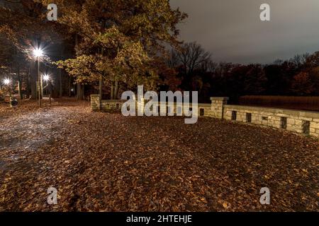 Vue sur le parc de l'île de Bolko à Opole la nuit Banque D'Images