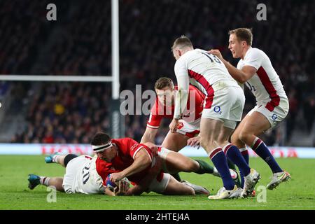 Owen Watkin du pays de Galles (c) est abordé. Match de championnat Guinness six Nations 2022, Angleterre contre pays de Galles au stade de Twickenham à Londres le samedi 26th février 2022. photo par Andrew Orchard/Andrew Orchard sports Photography/Alay Live News Banque D'Images