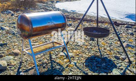 Vieux barbecue dans la nature aride au lac vavatn à Hemsedal en Norvège. Banque D'Images