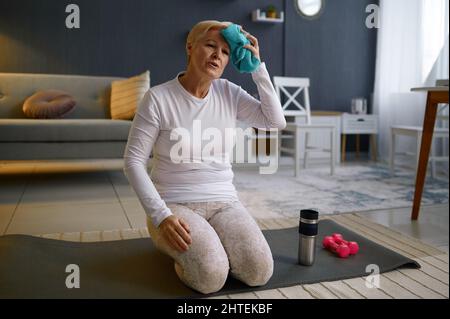 Femme âgée fatiguée après avoir fait du portrait à la maison Banque D'Images