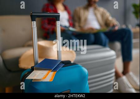 Billet de voyage et bagages préparés pour le voyage Banque D'Images