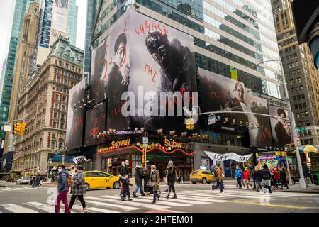 La publicité pour le film « The Batman » de Warner Bros. Pictures est vue à Times Square à New York le mercredi 16 février 2022. Le film, avec Robert Pattinson, devrait sortir aux États-Unis le 4 mars 2022. (© Richard B. Levine) Banque D'Images