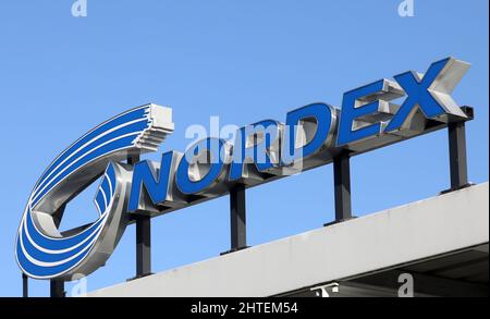 Rostock, Allemagne. 28th févr. 2022. Le lettrage 'Nordex' à l'entrée du site du fabricant d'éoliennes Nordex. Les quelque 600 employés de la production de lames de rotor sur le site de Rostock ont été informés que Nordex avait l'intention de cesser sa production de lames de rotor sur le site de Rostock à la fin du mois de juin. Credit: Bernd Wüstneck/dpa-Zentralbild/dpa/Alay Live News Banque D'Images