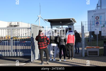 Rostock, Allemagne. 28th févr. 2022. Après le changement de quart, les employés du fabricant d'éoliennes Nordex rentrent chez eux pour la soirée. Les quelque 600 employés de la production de lames de rotor sur le site de Rostock ont été informés que Nordex avait l'intention de mettre fin à sa production de lames de rotor sur le site de Rostock à la fin du mois de juin. Credit: Bernd Wüstneck/dpa-Zentralbild/dpa/Alay Live News Banque D'Images