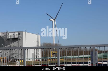 Rostock, Allemagne. 28th févr. 2022. Les locaux du fabricant d'éoliennes Nordex. Les quelque 600 employés de la production de lames de rotor sur le site de Rostock ont été informés que Nordex avait l'intention de cesser sa production de lames de rotor sur le site de Rostock à la fin du mois de juin. Credit: Bernd Wüstneck/dpa-Zentralbild/dpa/Alay Live News Banque D'Images