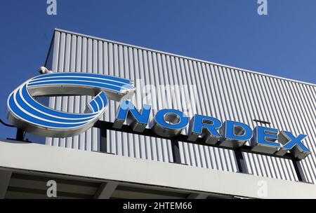 Rostock, Allemagne. 28th févr. 2022. Le lettrage 'Nordex' à l'entrée du site du fabricant d'éoliennes Nordex. Les quelque 600 employés de la production de lames de rotor sur le site de Rostock ont été informés que Nordex avait l'intention de cesser sa production de lames de rotor sur le site de Rostock à la fin du mois de juin. Credit: Bernd Wüstneck/dpa-Zentralbild/dpa/Alay Live News Banque D'Images