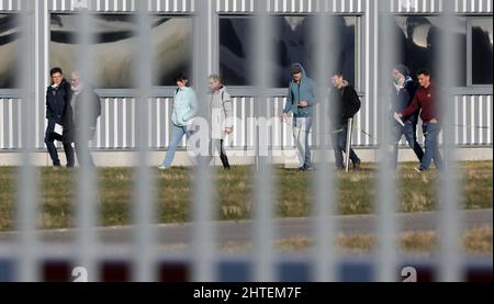 Rostock, Allemagne. 28th févr. 2022. Après le changement de quart, les employés du fabricant d'éoliennes Nordex rentrent chez eux pour la soirée. Les quelque 600 employés de la production de lames de rotor sur le site de Rostock ont été informés que Nordex avait l'intention de mettre fin à sa production de lames de rotor sur le site de Rostock à la fin du mois de juin. Credit: Bernd Wüstneck/dpa-Zentralbild/dpa/Alay Live News Banque D'Images