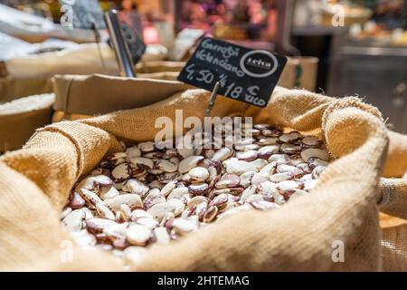 Garrofon valencien dans un sac à un stand de légumes sur le marché. Gros plan. Banque D'Images