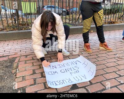 Les membres de la communauté LGBTQ+, leurs partisans et les Ukrainiens-Américains protestent contre l'invasion russe et manifestent leur soutien aux citoyens de l'Ukraine, devant le Stonewall Inn de Greenwich Village à New York, le samedi 26 février 2022. (© Frances M. Roberts) Banque D'Images