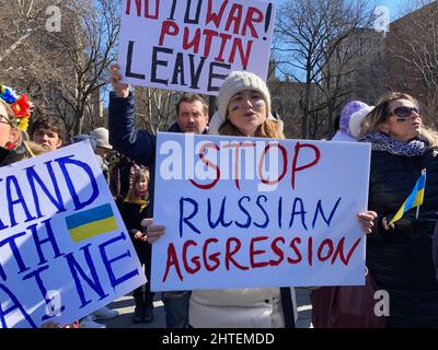Les Ukrainiens-Américains et leurs partisans protestent contre l'invasion russe et manifestent leur soutien aux citoyens de l'Ukraine, à Washington Square Park, à New York, le dimanche 27 février 2022. (© Frances M. Roberts) Banque D'Images