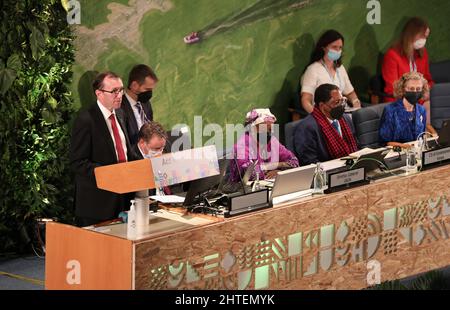 Nairobi, Kenya. 28th févr. 2022. Espen Barth Eide, président de l'UNEA-5 et ministre norvégien du climat et de l'Environnement, prend la parole à la reprise de la cinquième session de l'Assemblée de l'Environnement des Nations Unies (UNEA-5) à Nairobi, Kenya, le 28 février 2022. La cinquième session de reprise de l'UNEA-5 a débuté lundi dans la capitale kenyane de Nairobi.TO GO WITH 'Roundup: L'Assemblée de l'environnement de l'ONU s'ouvre avec un appel à redynamiser l'agenda vert' Credit: Dong Jianghui/Xinhua/Alay Live News Banque D'Images